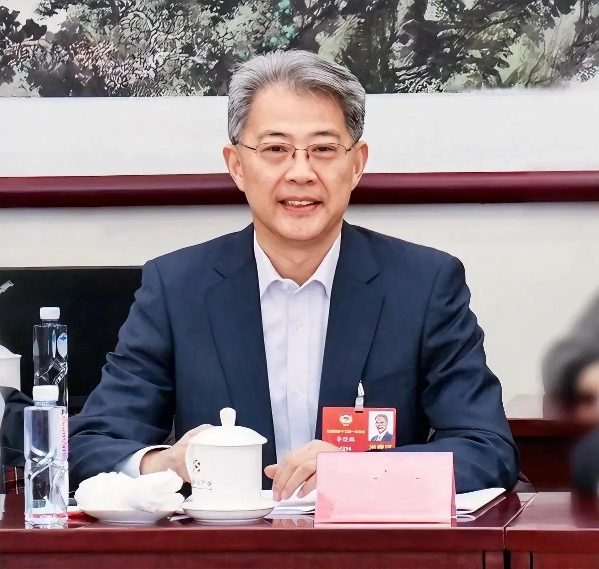 他温文尔雅，儒雅稳重，看面相挺清廉的，为啥也堕落了呢？
他学识渊博，根正苗红，浓