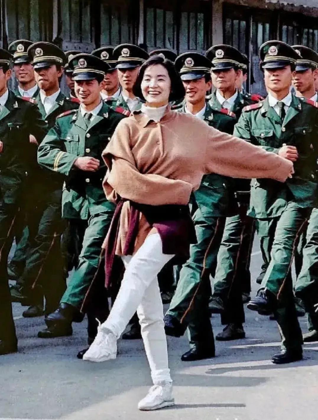 1990年，林青霞在长春拍摄电影《滚滚红尘》时留下的珍贵照片，当年林青霞30多岁