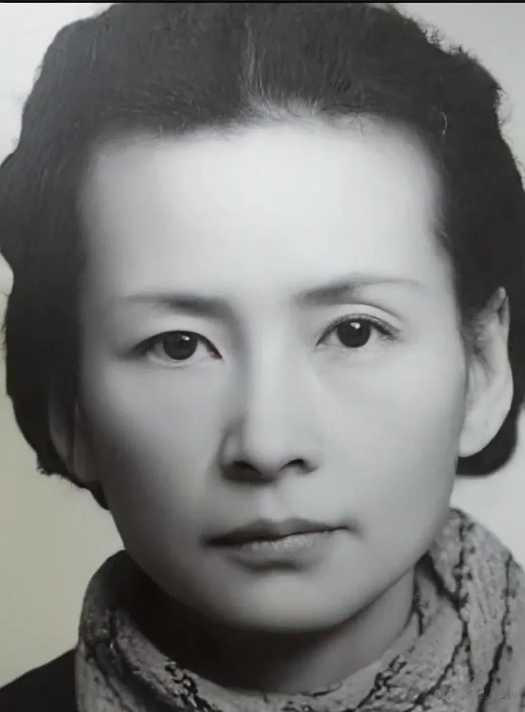 1945年，41岁的林徽因的一张老照片，与大家熟识的少女照相比，此时的她多了一份