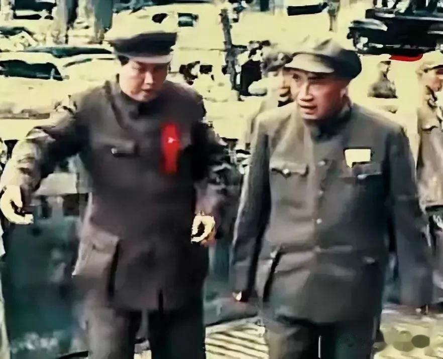 毛主席的手势好像是：“总司令前边走！”

其实，不是毛主席让朱老总先走，而是朱老