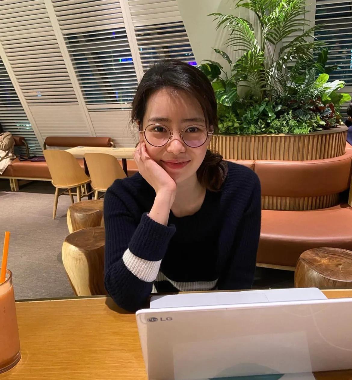 妍珍呐你私下里也太温柔了吧！
妍珍的扮演者朴智妍
私下里的生活照好温柔的
反差感