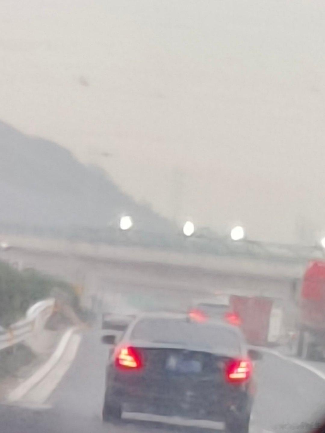 不出门是不可能的。傍晚时分，上班的路上，遇上 ，天空有点混沌，  ？相信空气污染