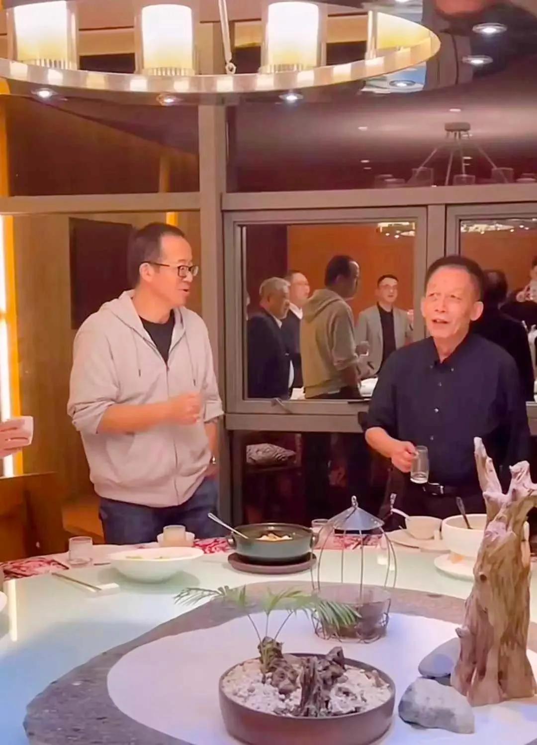 看到这张照片感觉易中天老师变化好大，易中天老师现在在厦大当院长，现年76岁。我们