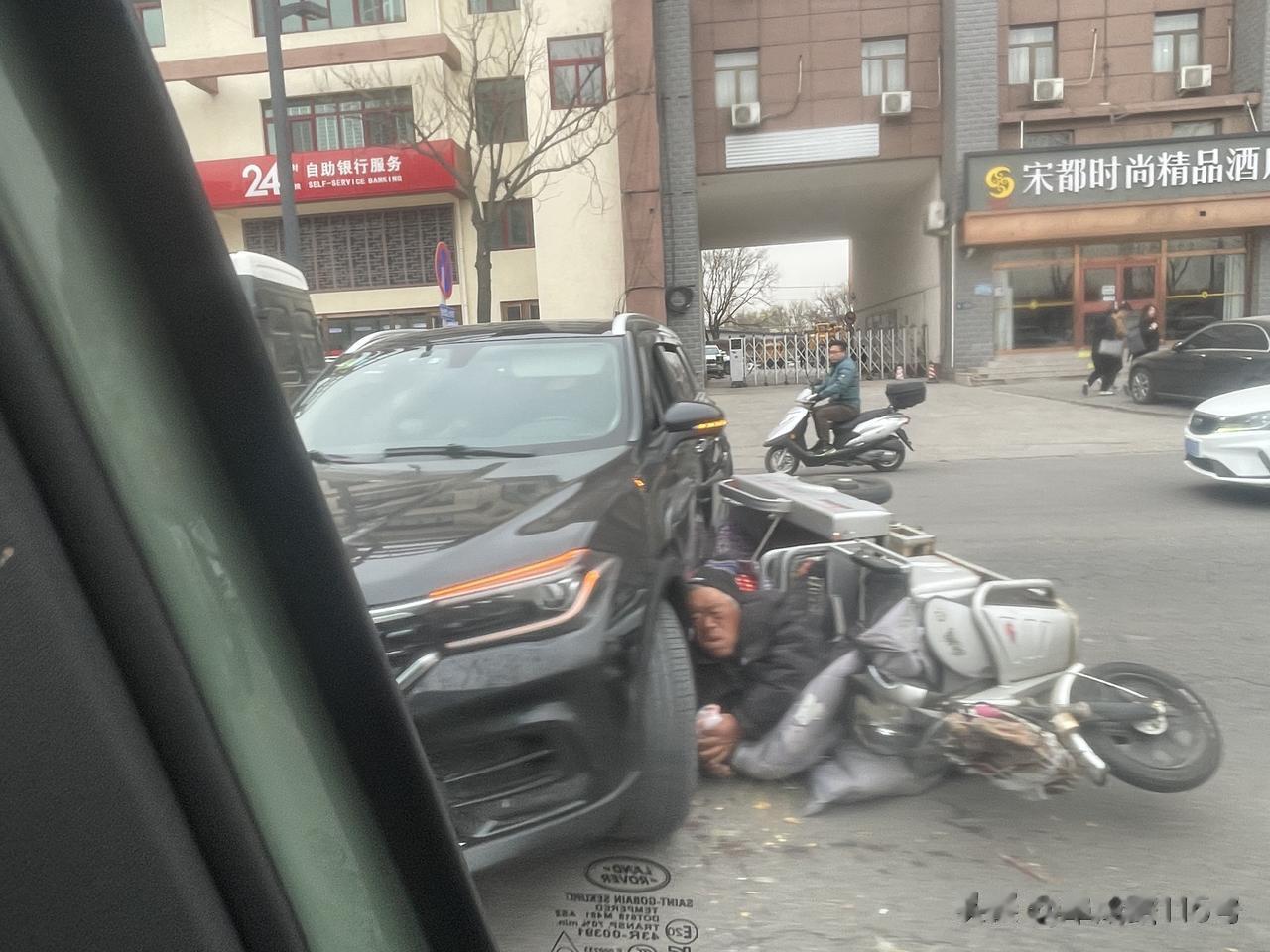 很多司机都有兜大圈打轮掉头的习惯，不过大家一定要突然窜出来的电动自行车，因为骑车