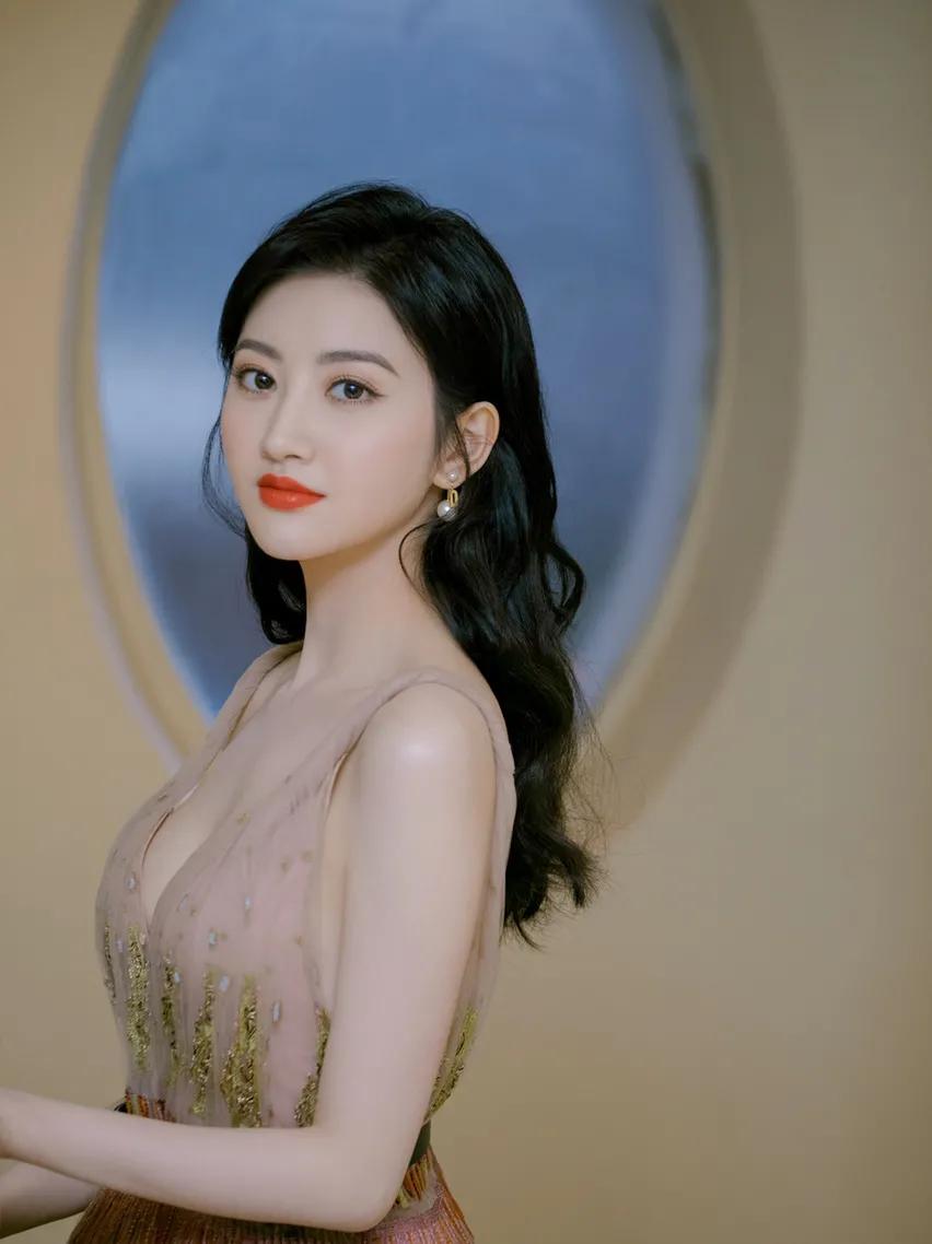 景甜身材圆润，饱满好看，肤白貌美，有白富美的感觉，景甜真是我觉得最好看的女星之一