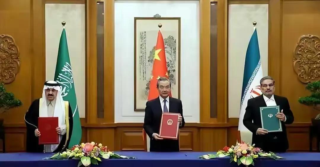伊朗和沙特在中国的斡旋下达成和解，这事已经让美国够酸了！可没等美国的醋意退去，伊