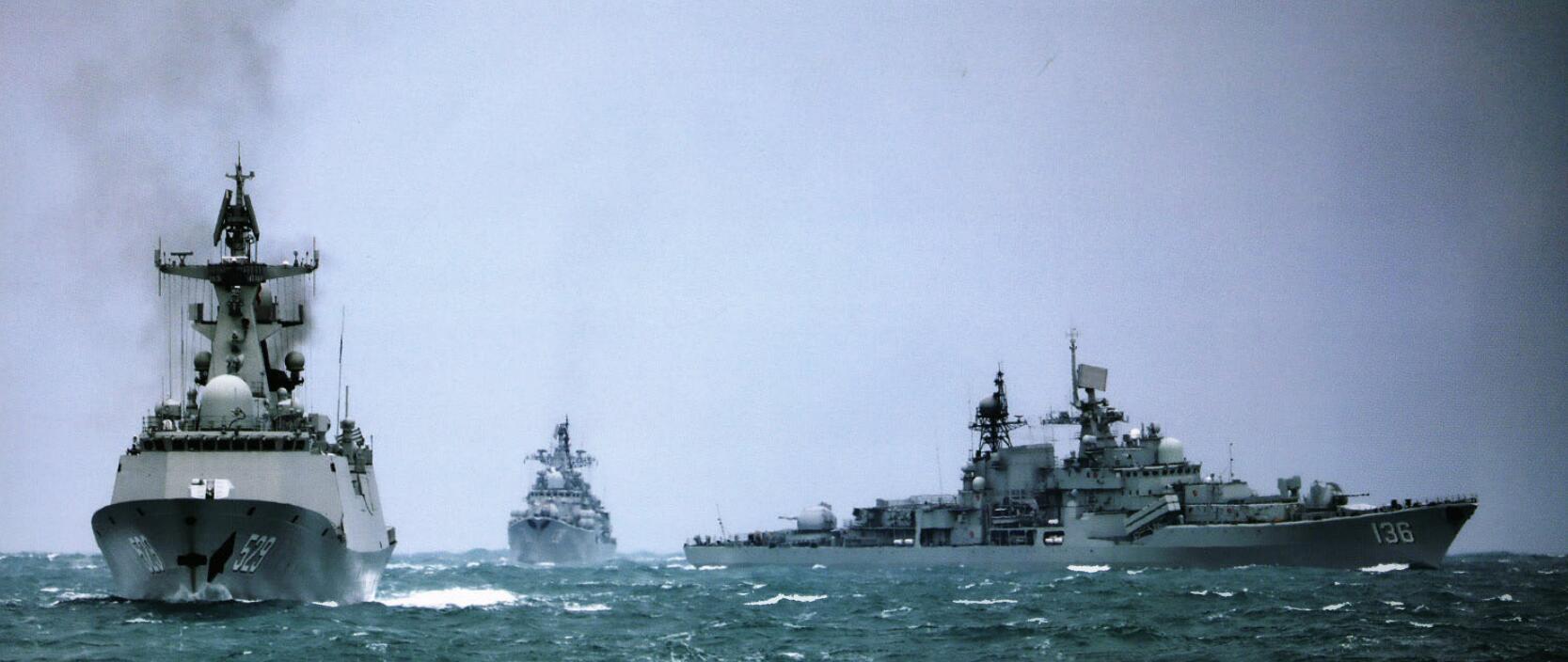 训练中的东部战区海军某驱逐舰支队，杭州舰快速机动抢占阵位。 ​​​