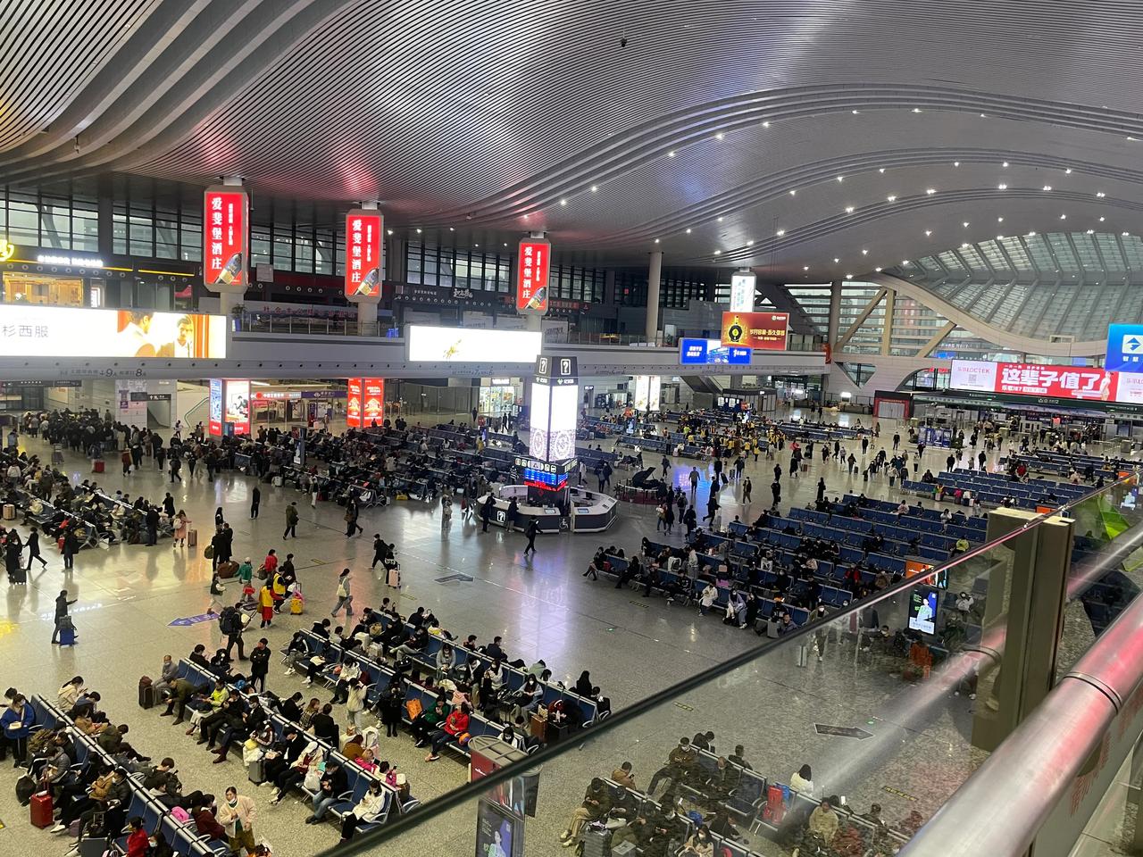 今天犯难了
在宁波顺利交车
回程发现一片红 没有座了
挺纳闷的 不是逢年过节也不