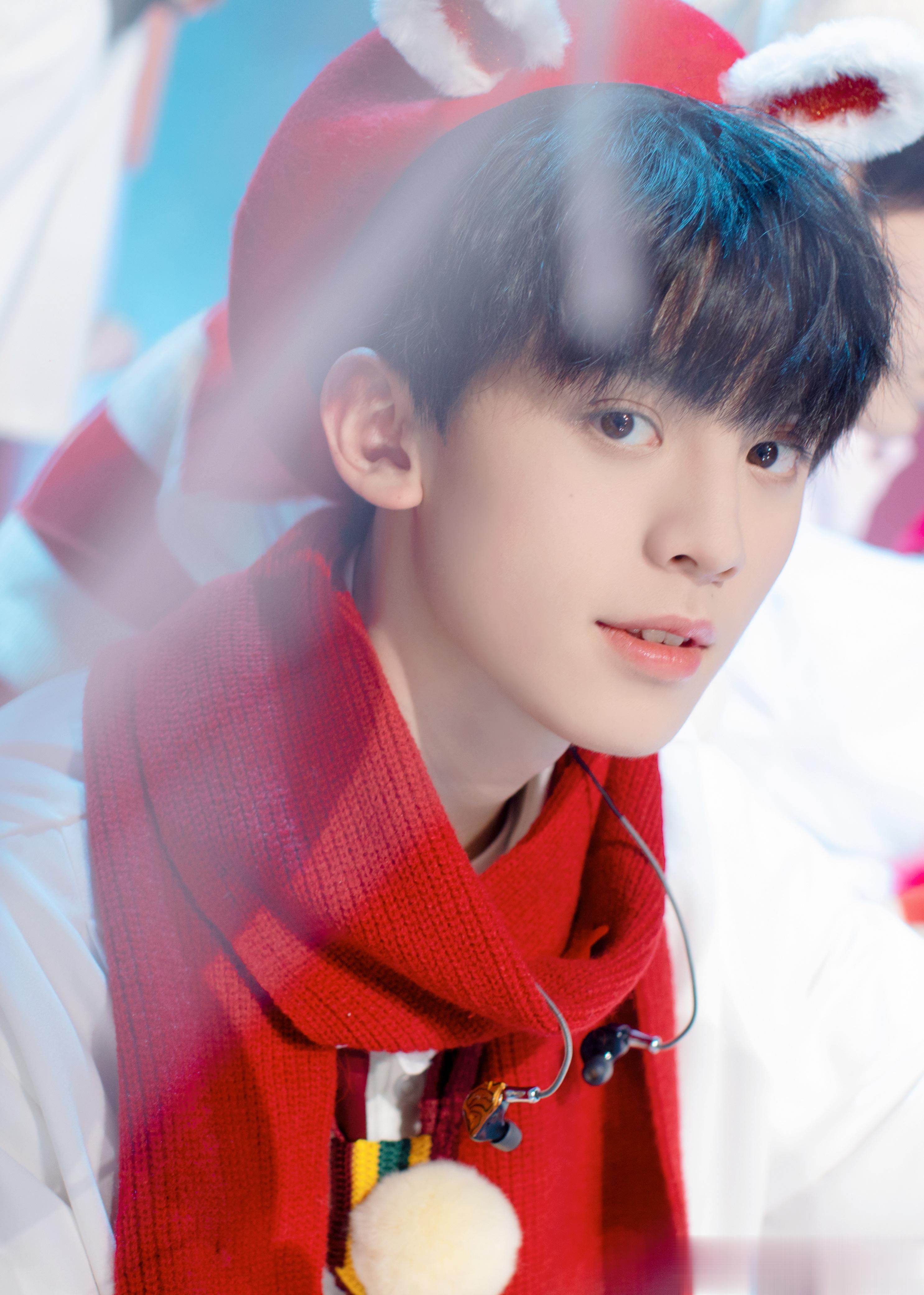 #TF家族[超话]# 在老家，信号不是很好[允悲]#tf家族兔年瞬间##兔年大吉