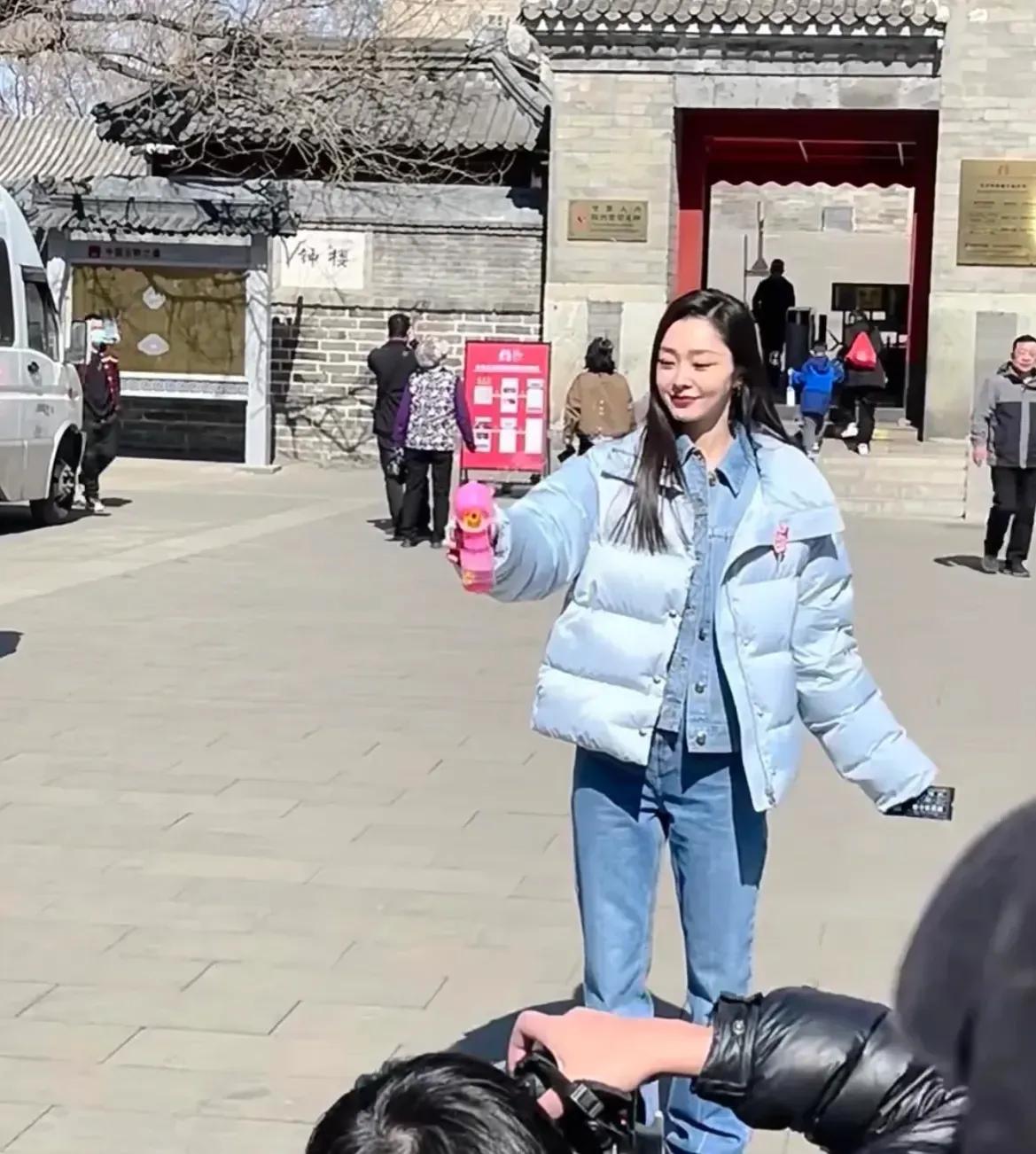 宋轶北京鼓楼打卡，真人比比电视上还好看，穿蓝色羽绒服青春洋溢，活泼可爱！

宋轶