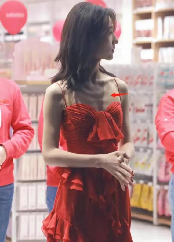 国民闺女张子枫路人缘一直挺好，温温柔柔，平时都一副乖巧的模样，所以大家对她也格外