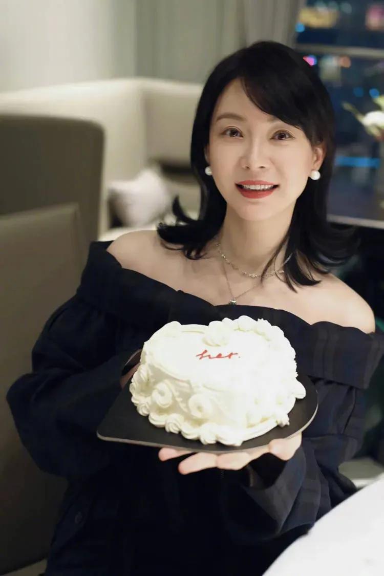 陈数晒出自己的一组生日照，穿黑色一字肩连衣裙，秀出美丽香肩，半扎丸子头，十分减龄