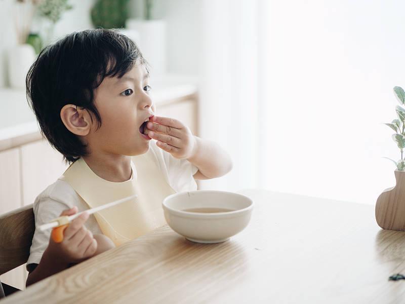 【家长提问】孩子口臭、口气大，尤其是晨起时，这是不是积食？
 
解答：孩子有口气