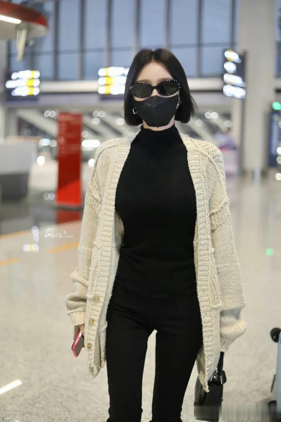 再一次捕捉到秦岚的机场私服，腰细腿瘦，曲线玲珑的身材好的叫人羡慕。短发的她一身黑