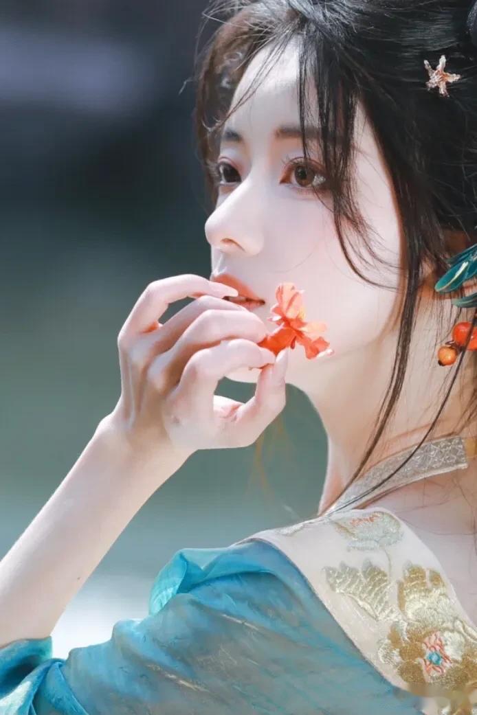 庄子说，水井要干涸，一群鱼儿聚在一起，
相濡以沫，相吁以涩，与其坐以待毙地守在一