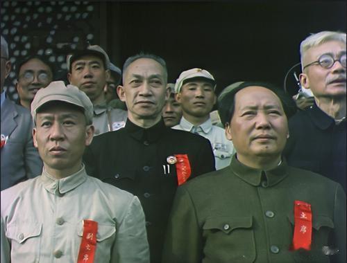 对于毛泽东的一生，美国学者罗斯·特里尔说过一段话，很有道理，也很精彩。
他的原话