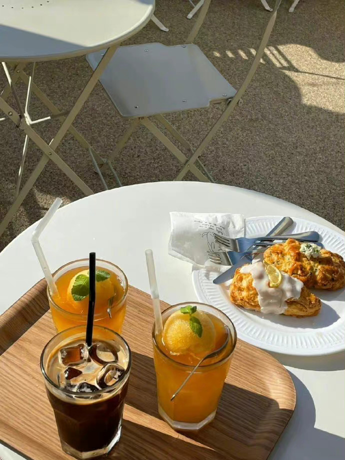  人总要咽下一些委屈。然后一字不提的搽干眼泪往前走，没有人能像一张白纸一样没有故