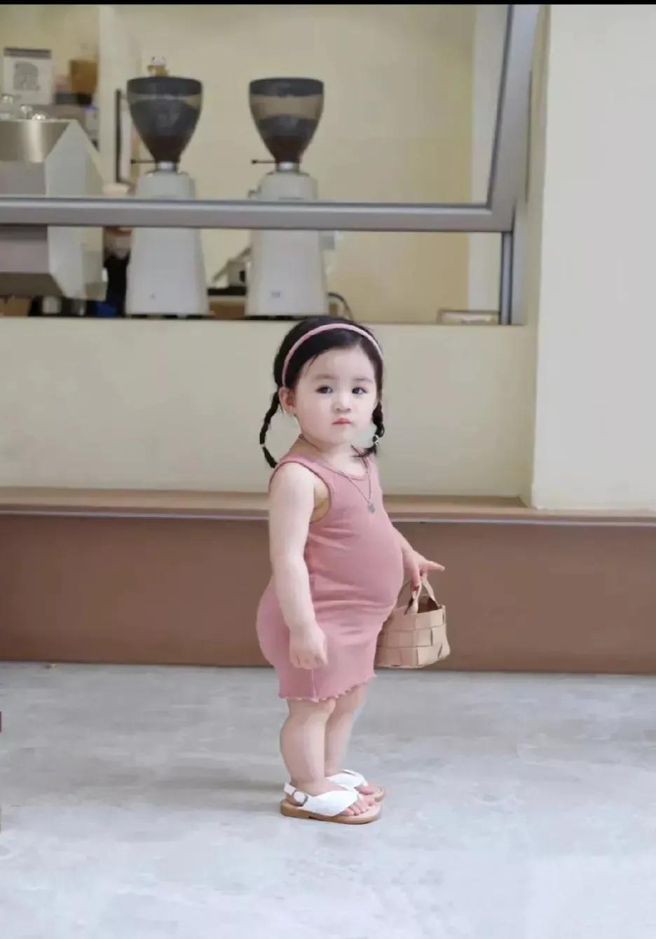 前凸后翘，标准的美人胚子！美丽的女儿不仅仅是服饰，关键是有一个知性美丽的妈妈！即