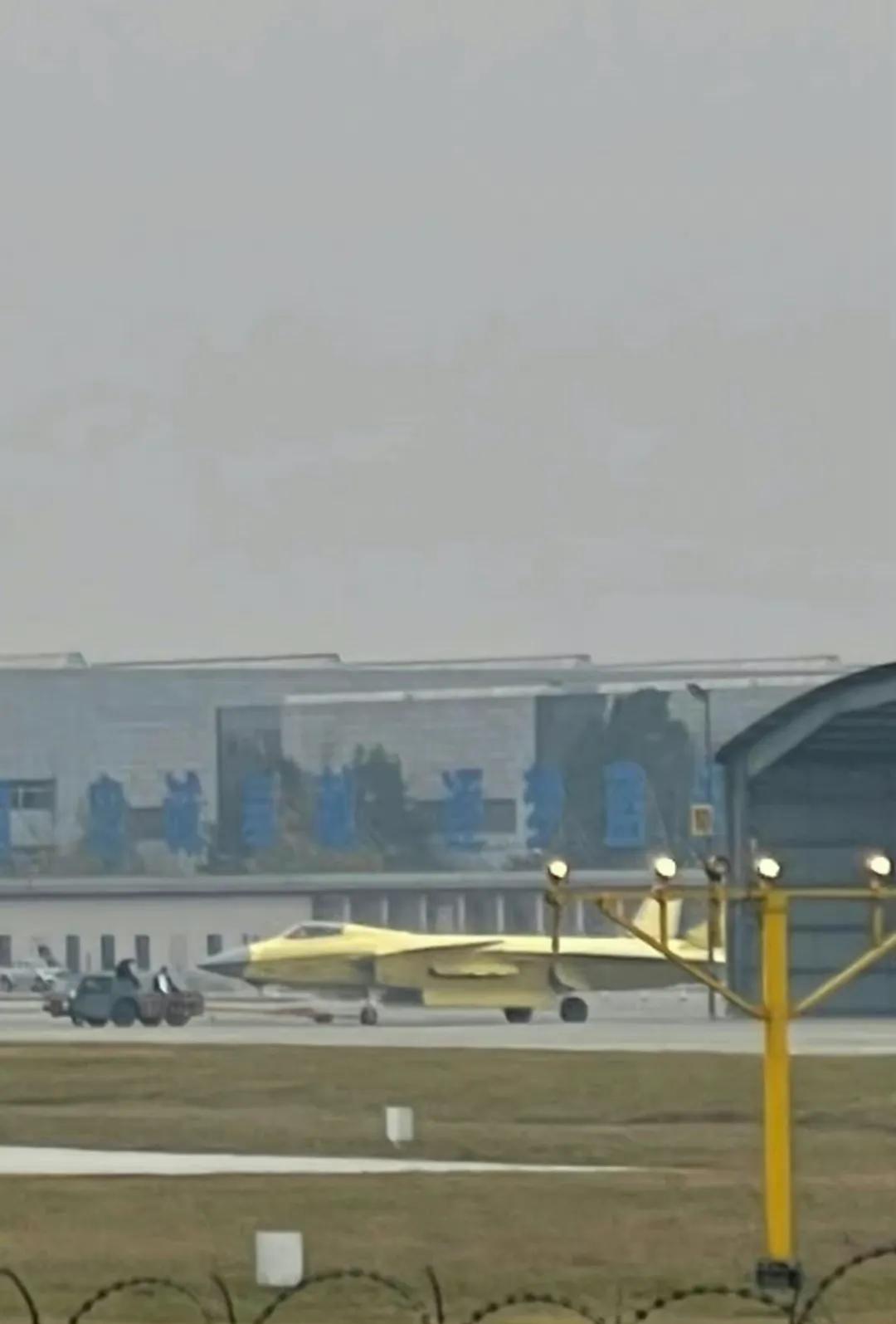 歼–20改进型要试飞了，变化没