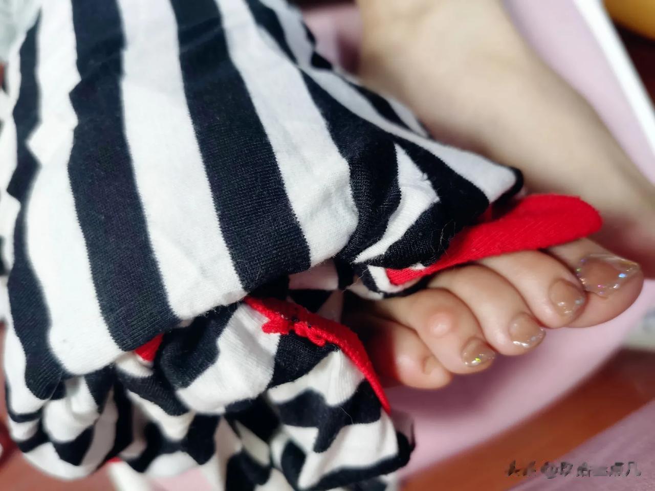 我……哎！昨夜骑摩托时着急大意，拐弯时不知怎么了离小区隔离墩太近，把坐在后座的老