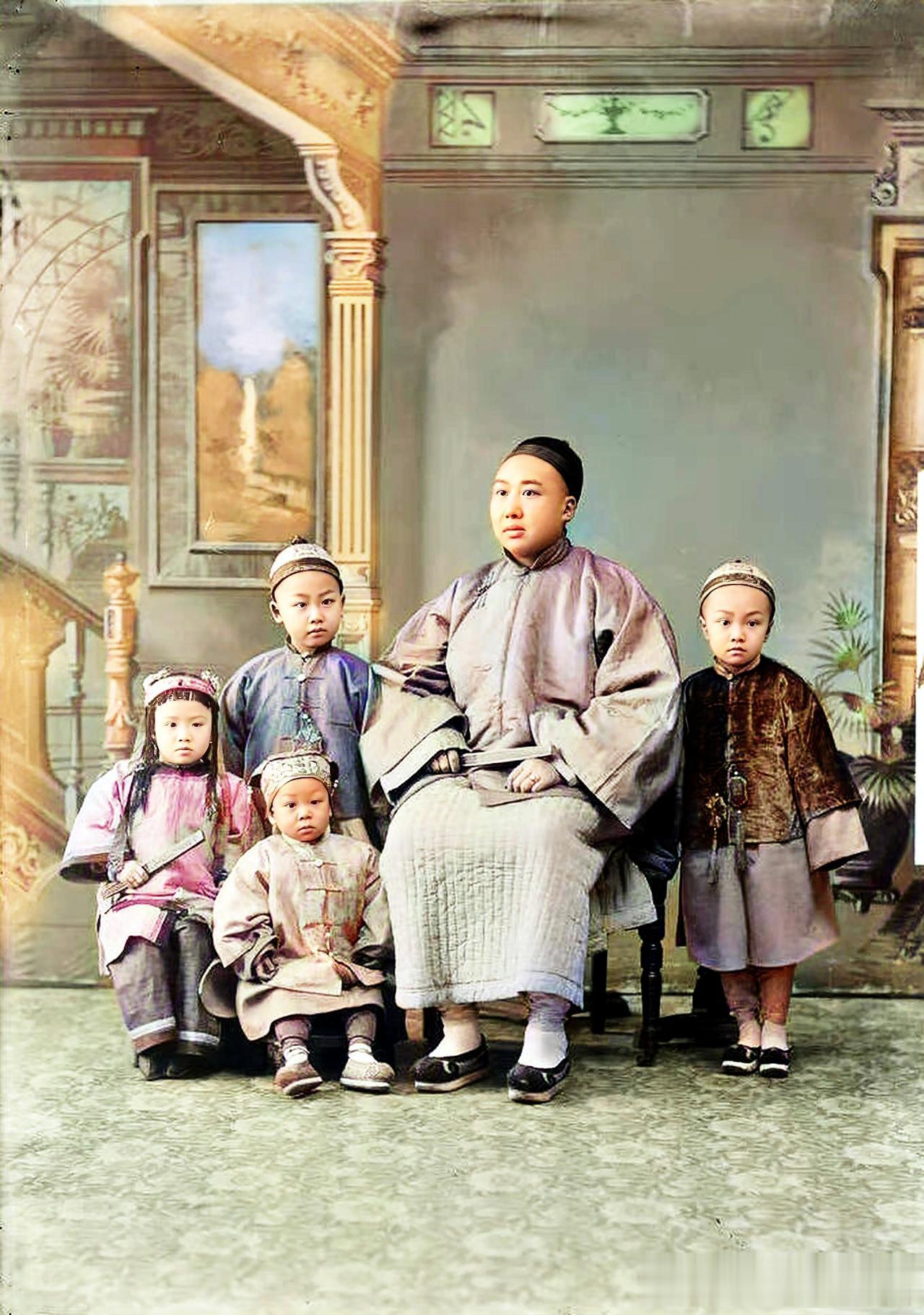 1874年春节期间，广州一户殷实人家在照相馆内的合影。
从前的人结婚都很早，常常