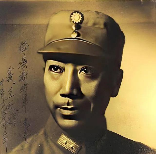 戴笠在张国焘叛逃后，一度把他当成座上客，每次都以一种引以为傲的语气，神秘地说：“