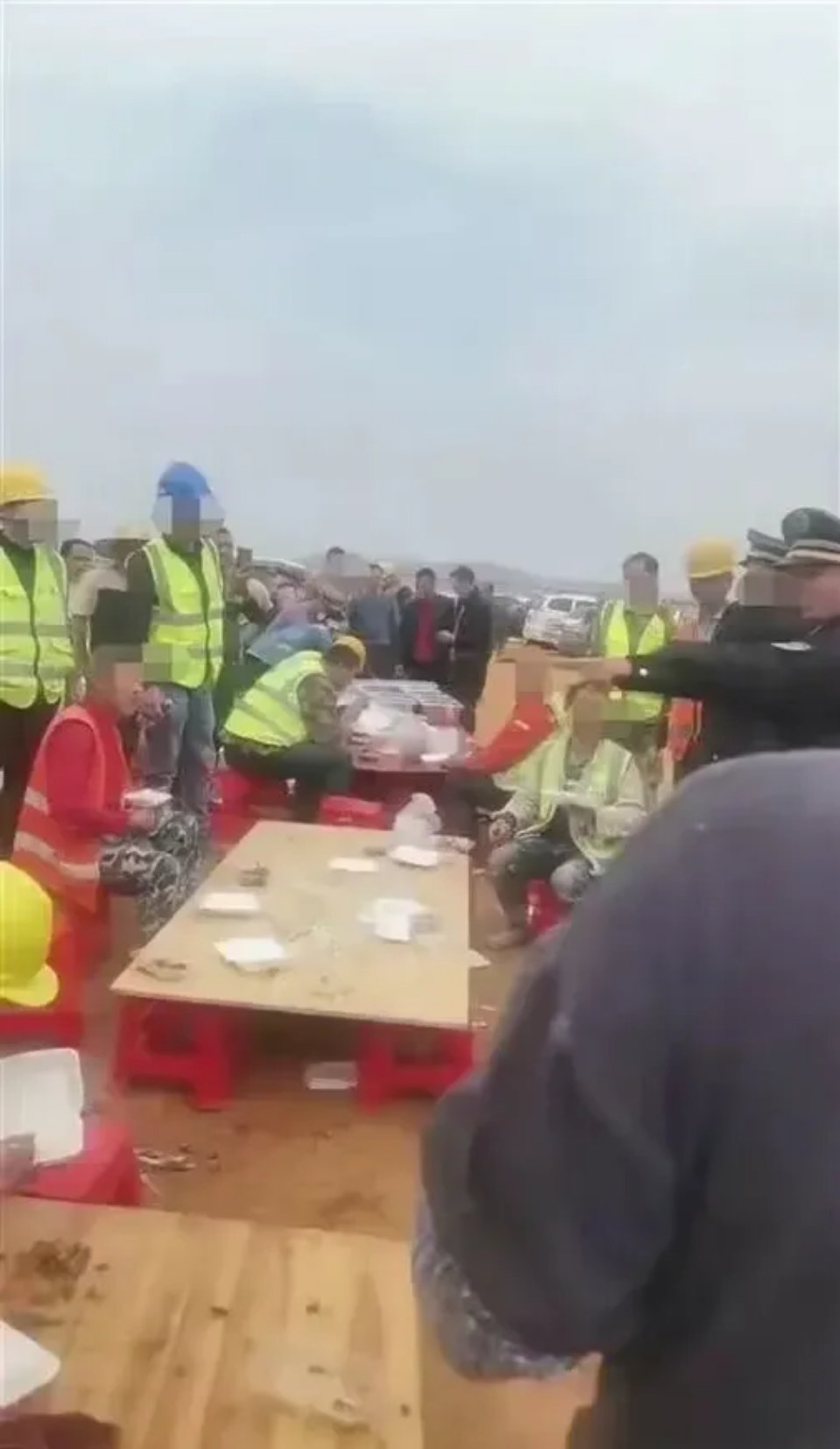 “不吃饭滚开！”广西柳州，中午饭点，几个城管到工地检查，发现有无证摊贩在工地上卖