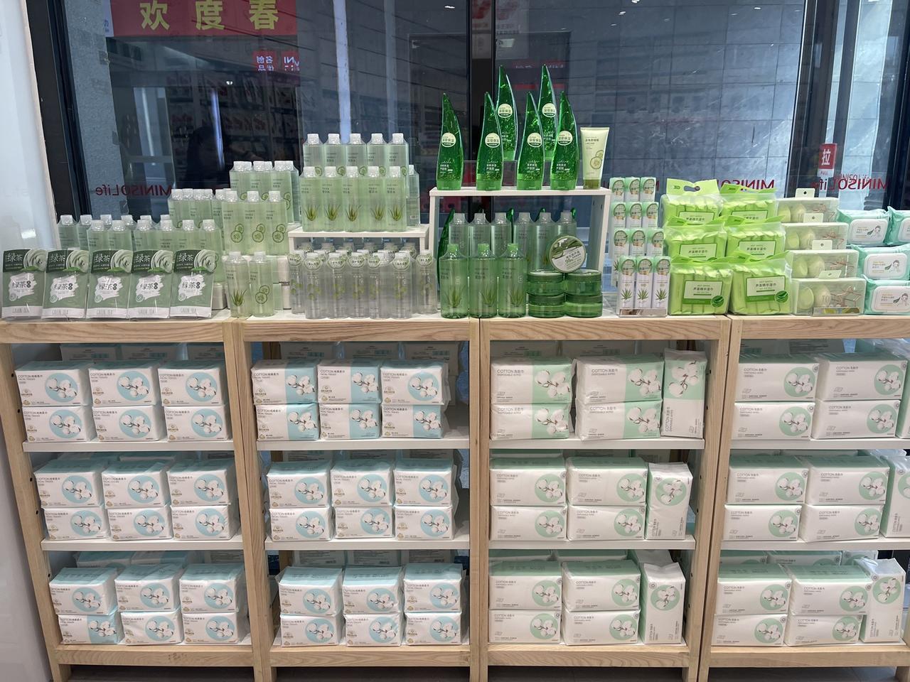 情人节送礼攻略。名创优品好好逛！名创优品满屏绿色来啦～满满是春天万物复苏的味道，
