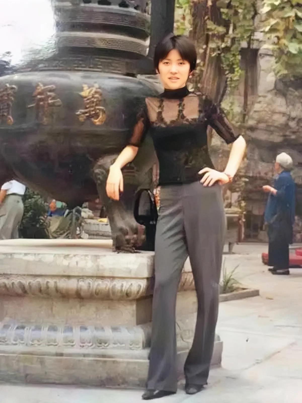 上世纪90年代的山东济南，一个年轻姑娘去千佛山游玩时的留影，姑娘短发中分，清爽靓