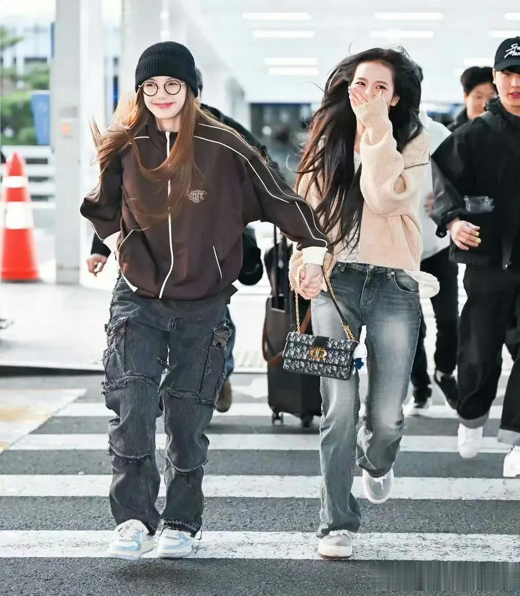 有种带你私奔的感觉，不得不说lisa真的太可爱了，圆圆脸也如此好看呢！她在韩国爱