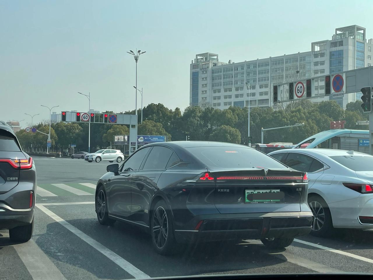 长安深蓝路上越来越多
尾部设计挺有辨识度
这车多少钱落地？