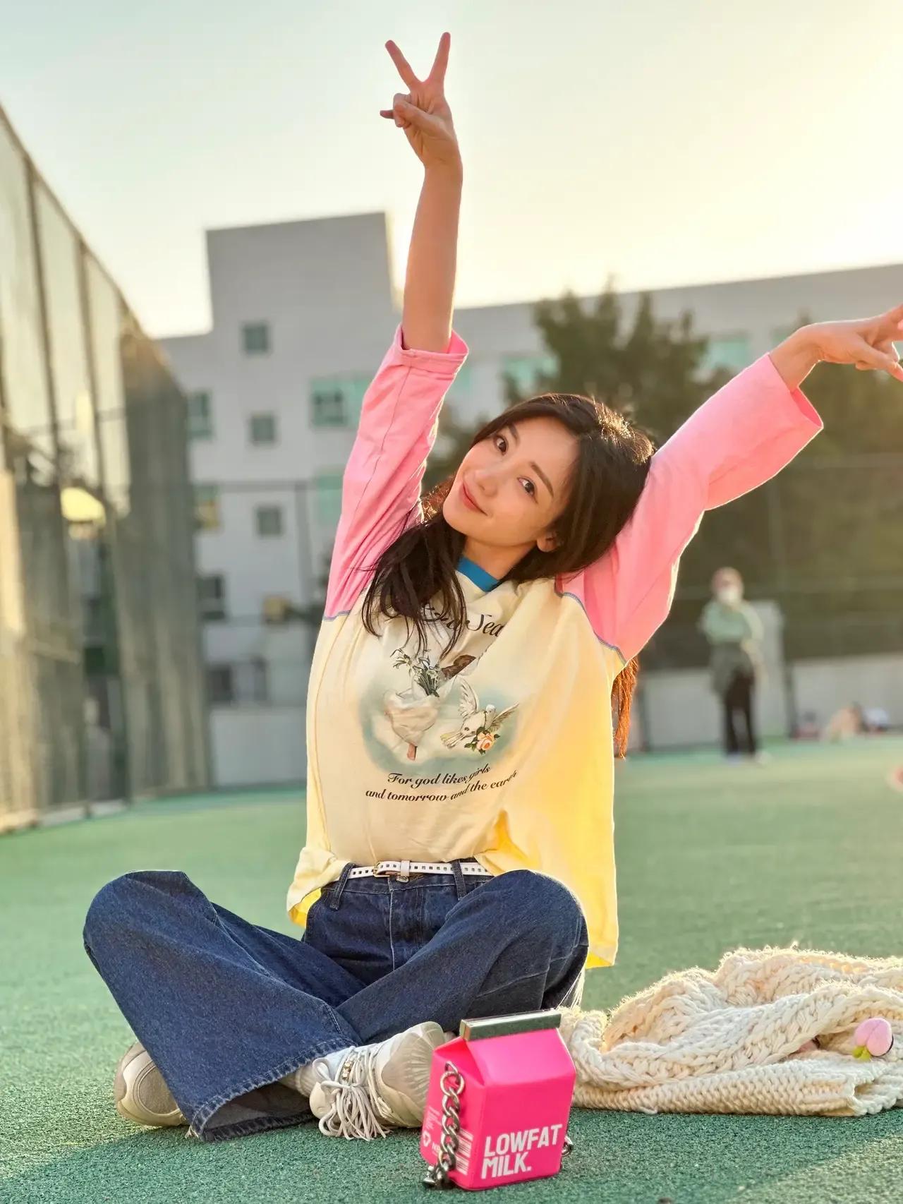 柳岩夕阳下摆拍造型犹如少女一样青春靓丽！
穿黄色和粉色拼接卫衣，秀发披肩，摆着各