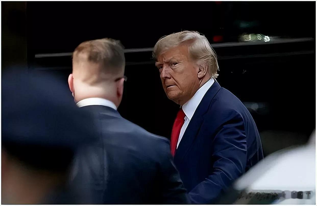 特朗普居然去自首了？“艳闻”真相被公开，拜登忍不住发声！

来源:海峡快讯

近