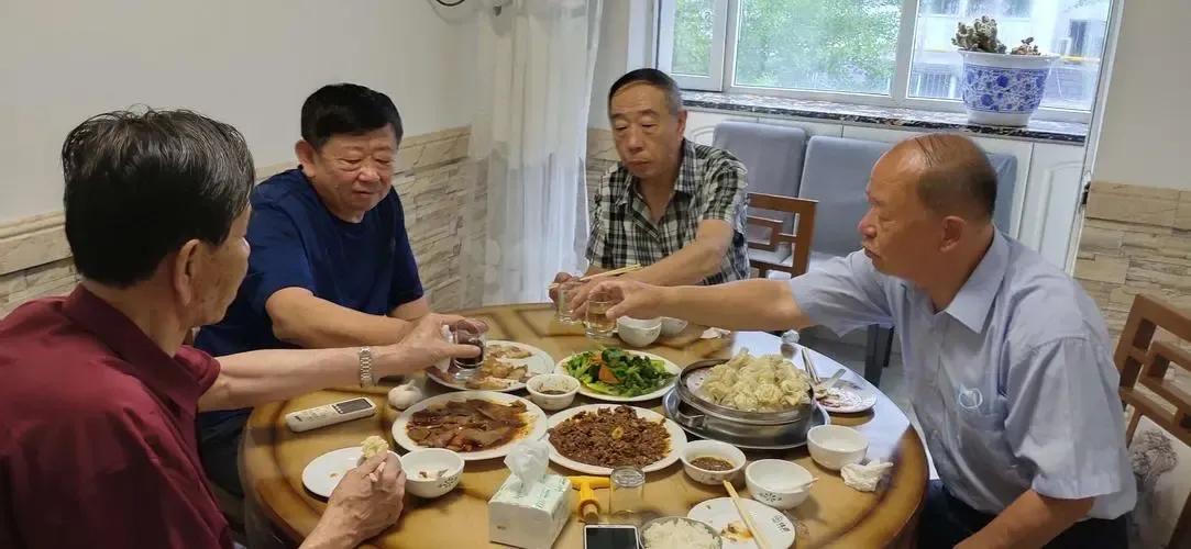 北京退休老干部聚会，桌上不见茅五剑，全是“廉价酒”引热议

最近一张退休老干部聚