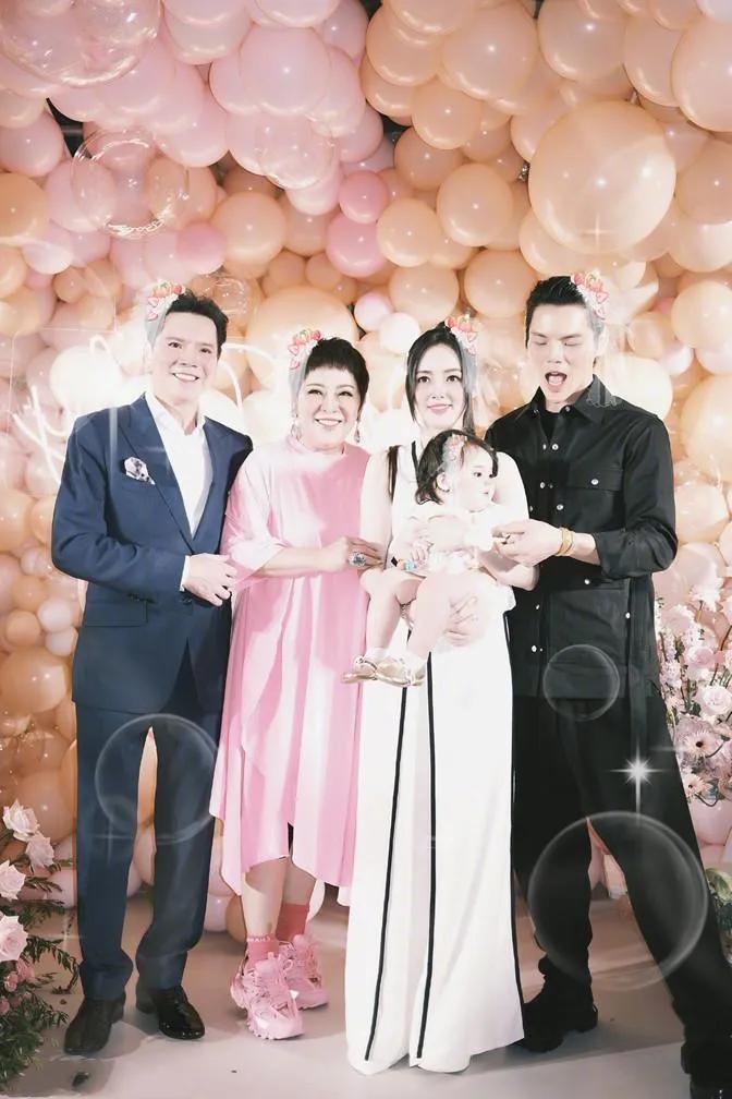 向太带儿媳郭碧婷出镜，虽然用了好玩的美颜相机，但郭碧婷的优雅美丽依然无法阻挡。
