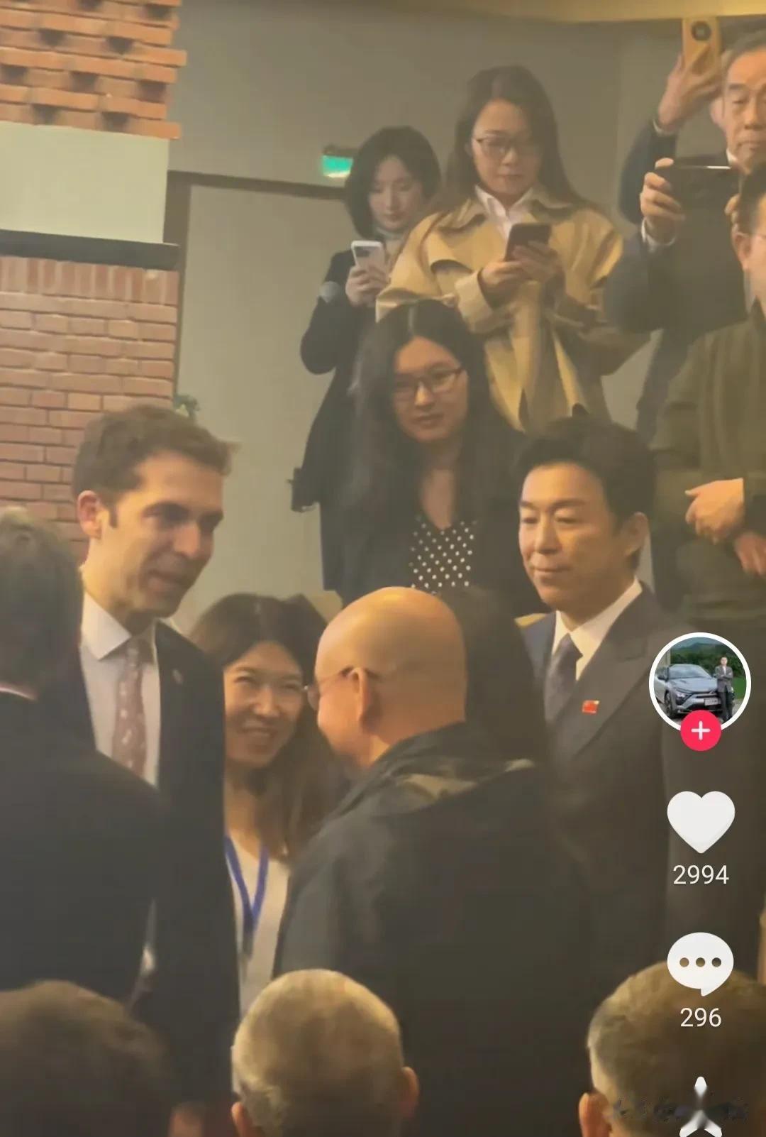 贵圈登大雅之堂的两个：黄渤与巩俐！普通人除了看热闹能学到什么？

男子不因相貌家