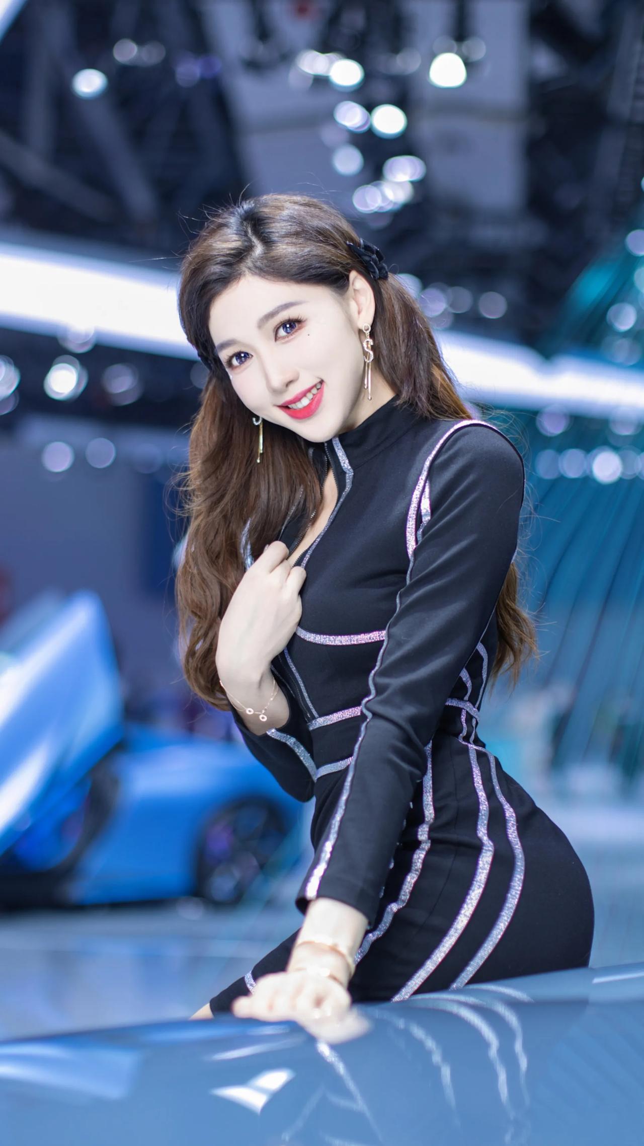 极品美女车模“小粉儿”