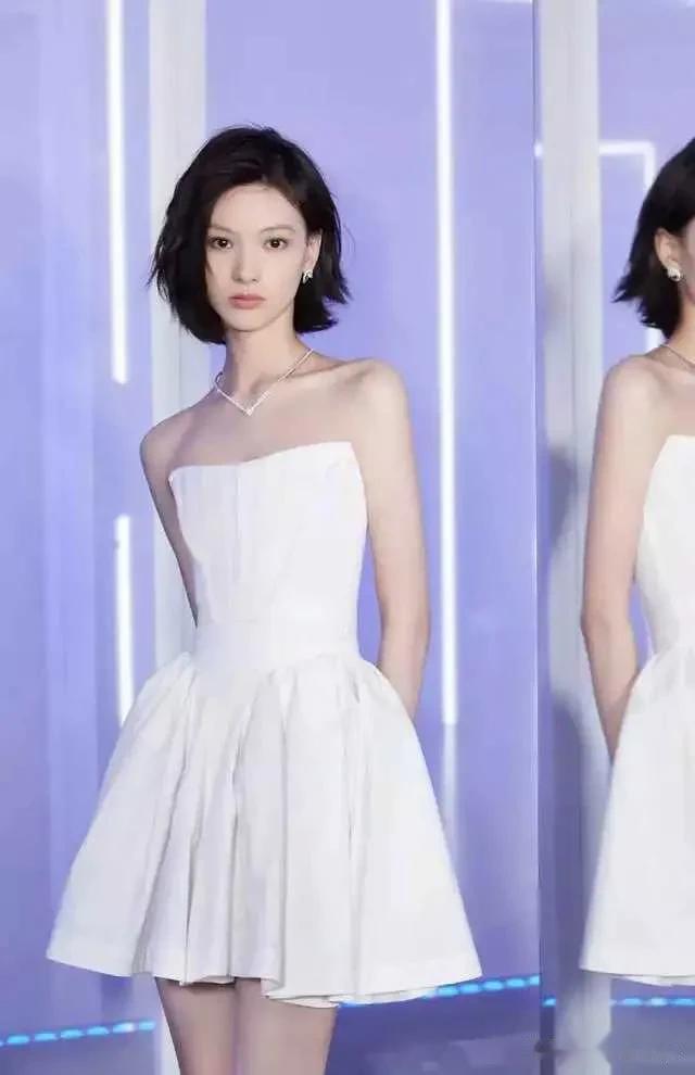 5月22日，某知名狗仔爆料，离婚男星与00后冷艳小花恋爱，女方疑似隐婚生子，多名