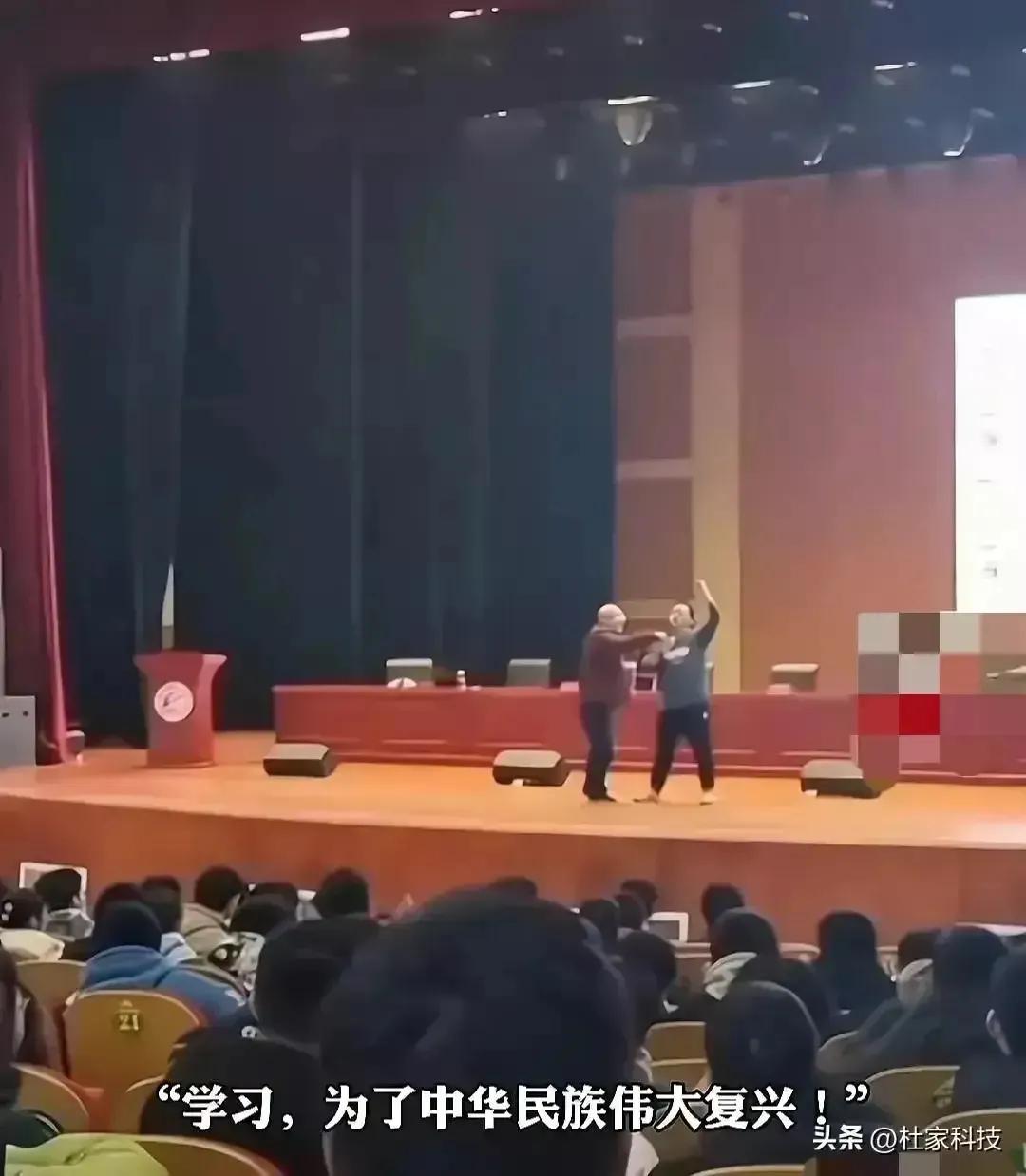 一个十几岁的高中生能够明辨是非，勇敢地冲上舞台抢夺话筒的做法，他所做所为说明学校