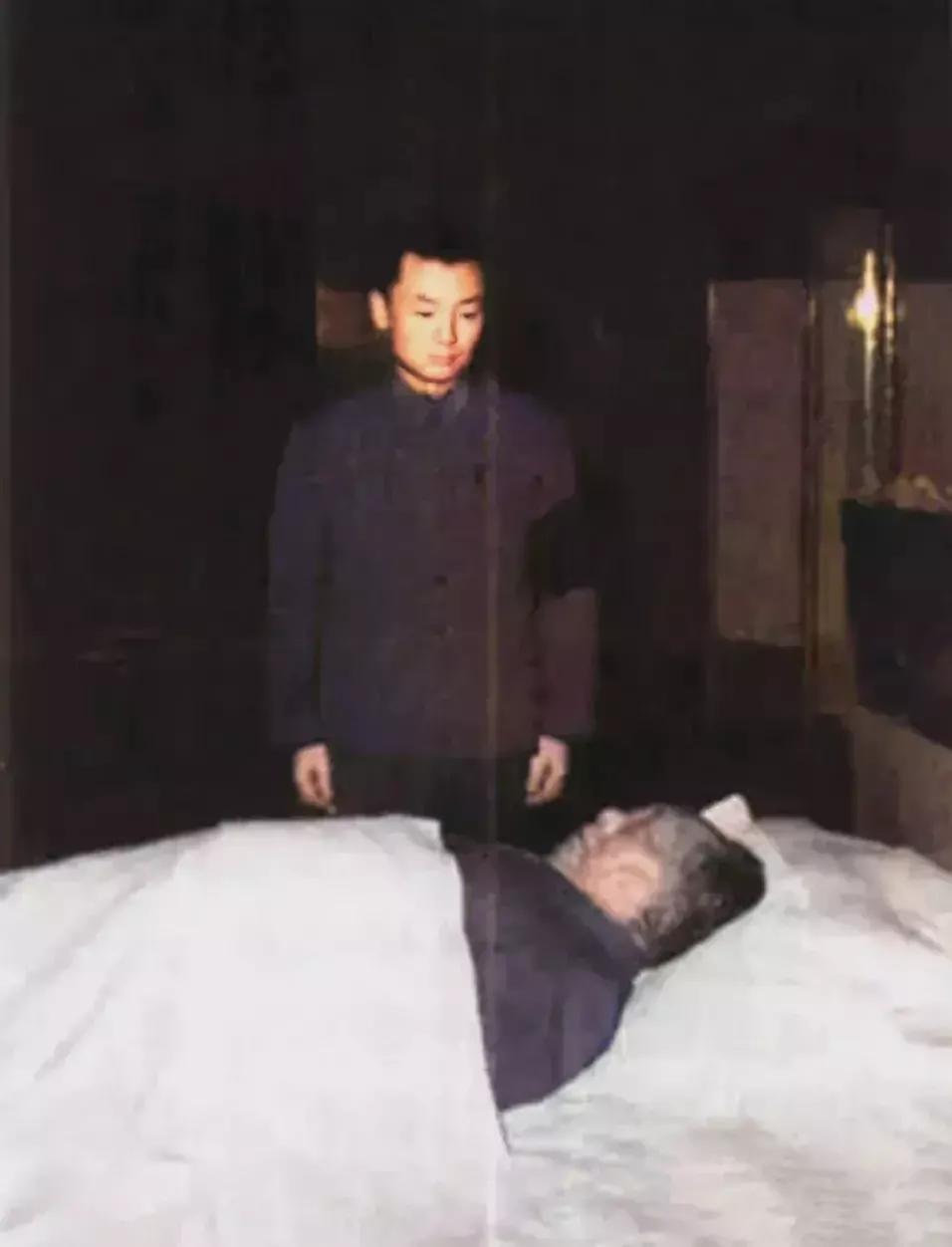 这张照片令人潸然泪下，1976年9月9日，伟大领袖毛主席与世长辞。毛远新站在伯父