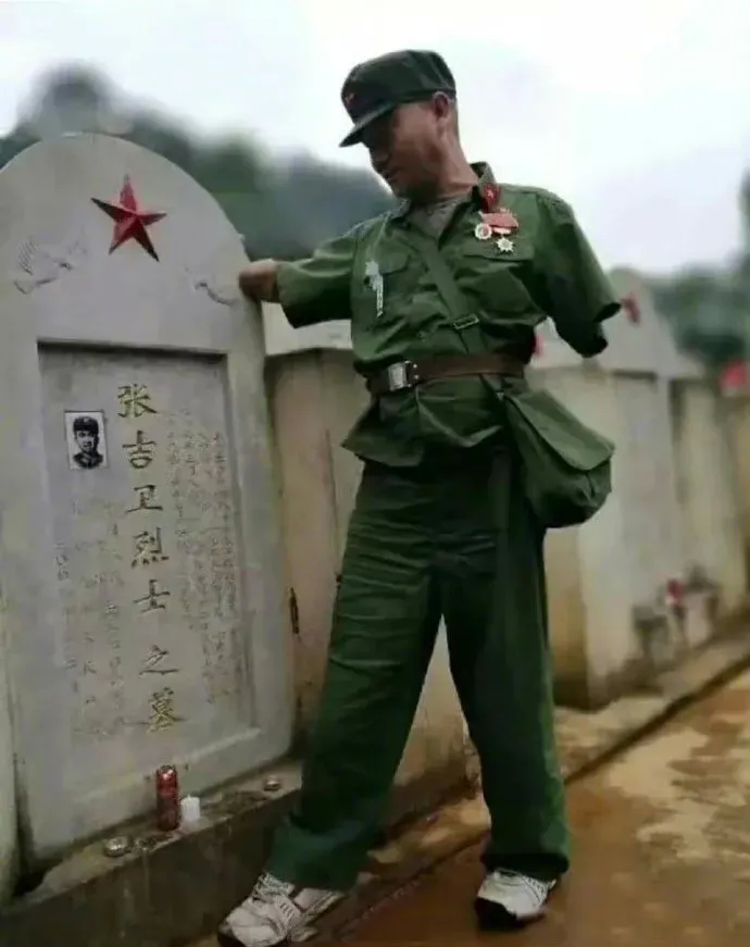烈士陵园里，一位双臂残缺的战斗英雄，用残臂轻轻抚摸战友的墓碑。 “兄弟，我来看你