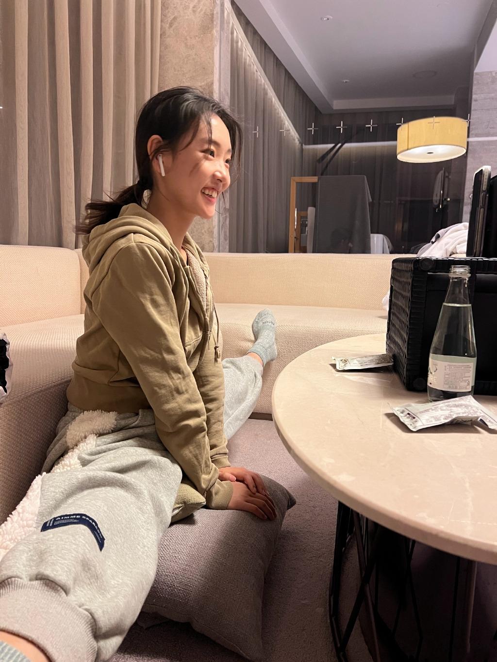 周依然为自己新剧打call，一看就是练过舞的
大家都知道在新剧《我们的日子》里周