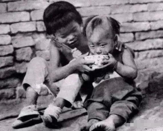 历史老照片：
清朝末年，一张让