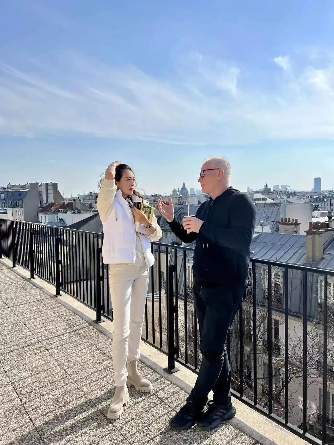 章子怡拜会戛纳电影节老朋友，章子怡看到他们巴黎办公室里竟然铺着红地毯，感到格外惊