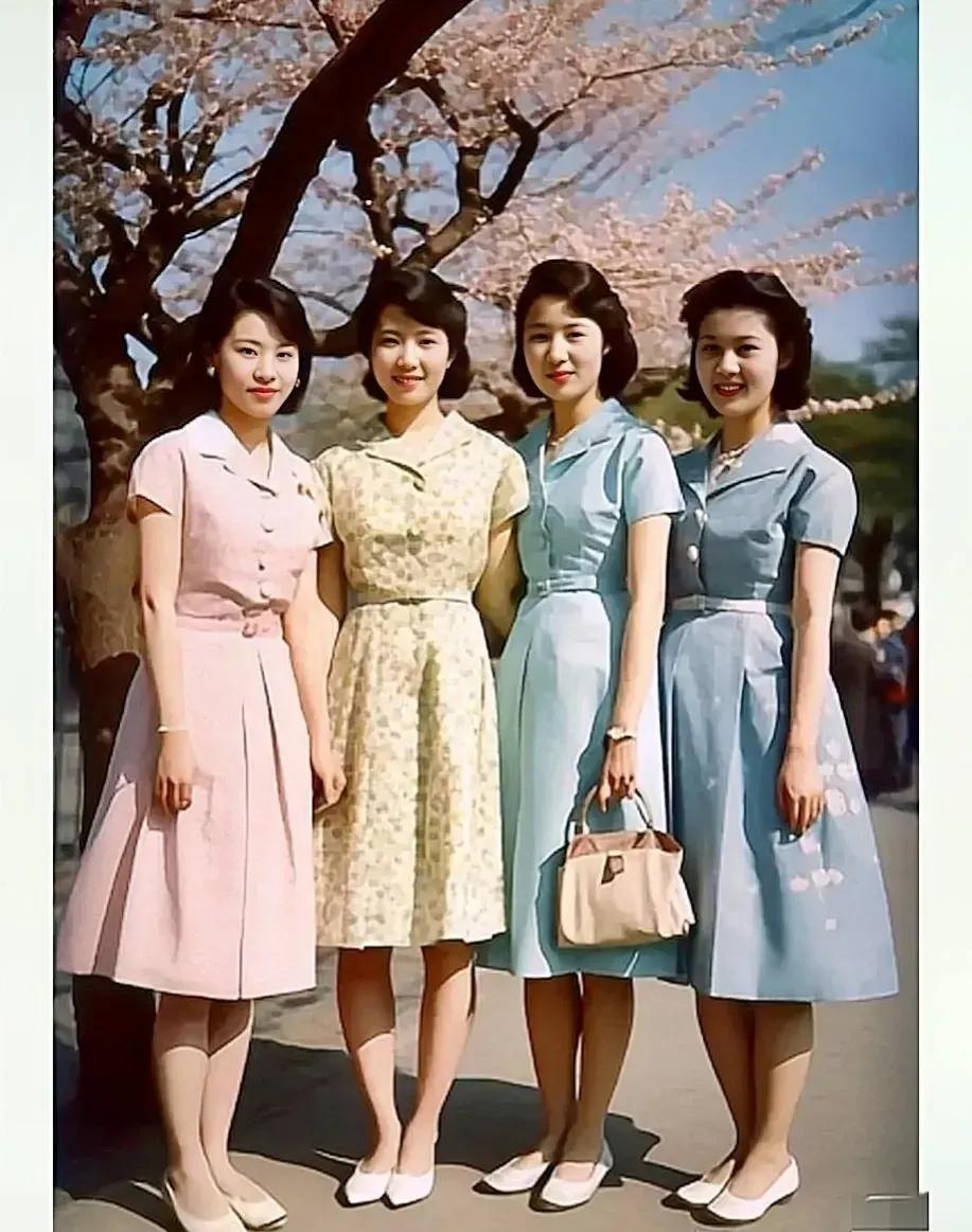 50年代的日本女青年，樱花树下，身穿漂亮的连衣裙，装扮简约，一种清新的美！