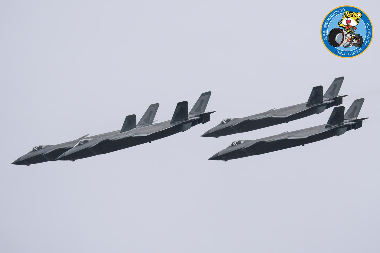 空军J-20飞行表演组图（摄影：万全）
