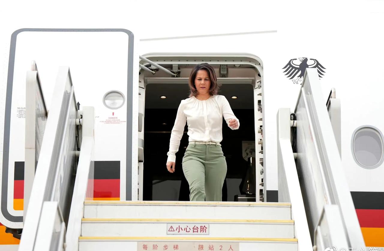 德国女外长来华访问，被讥讽为没有教养！

德国外长贝尔伯克来华访问，从她下飞机那
