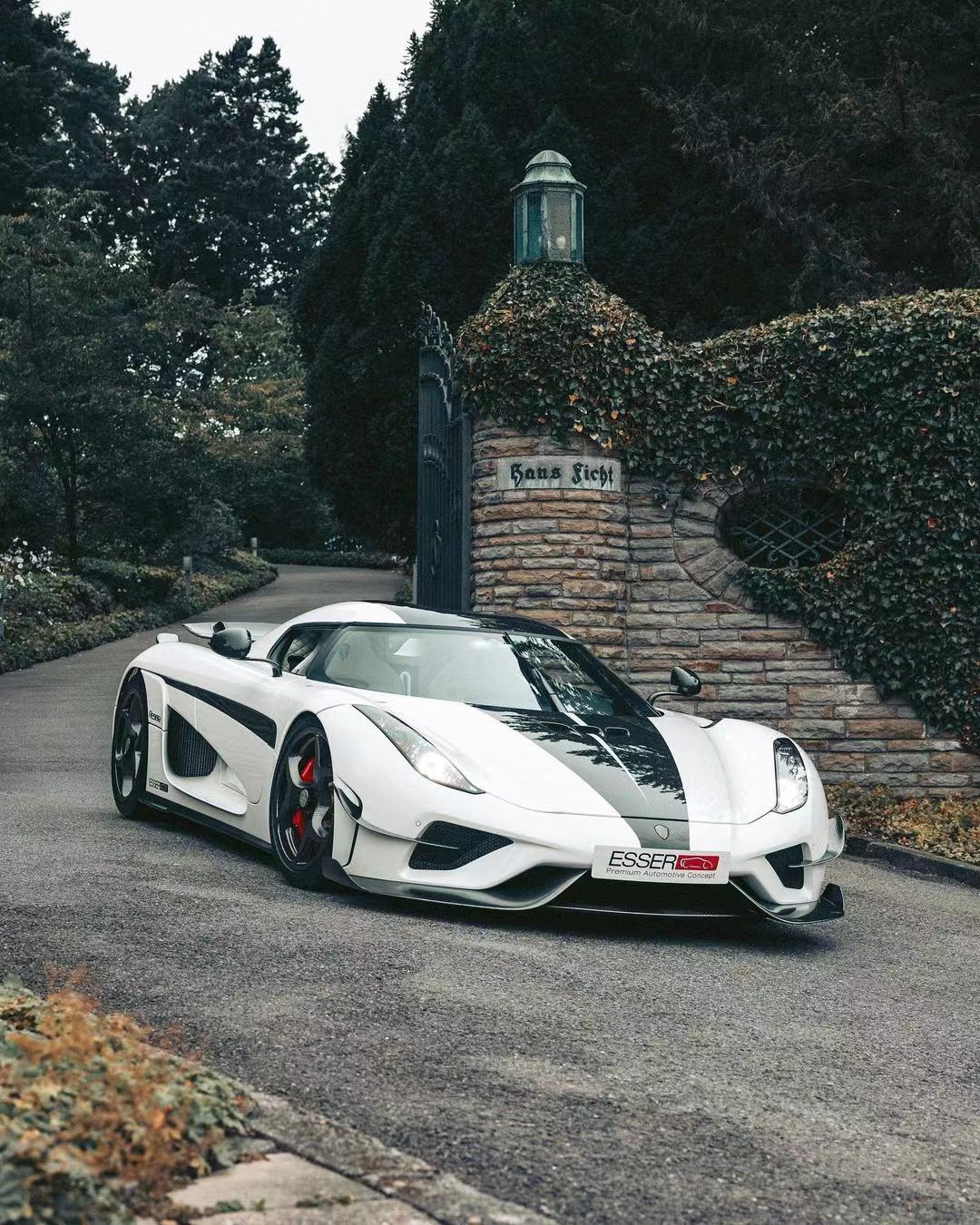 又是哪位大佬的庄园和座驾[doge]水晶白的柯尼塞格Regera真的太有质感了 