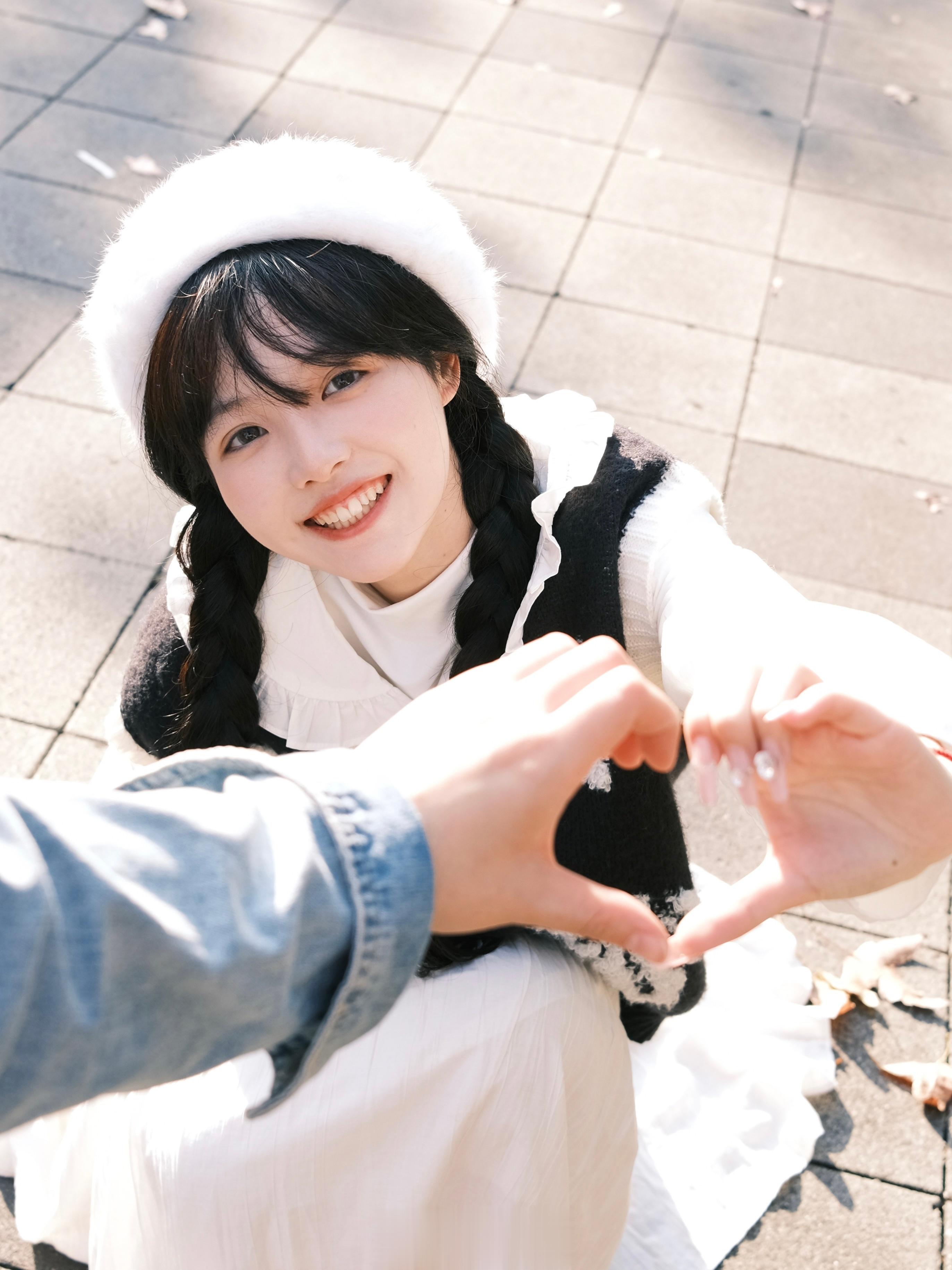 <p>借位拍照好甜！友宝女快这