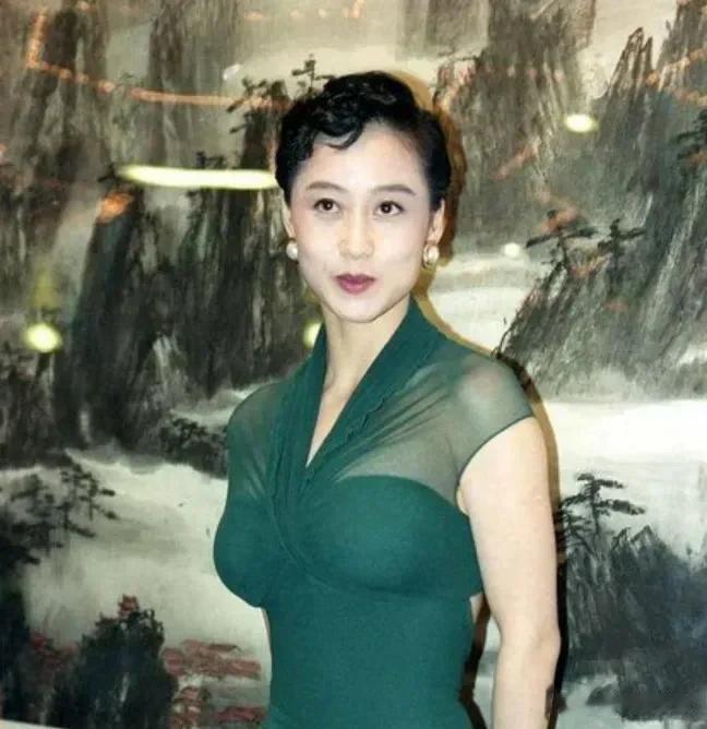 其实李连杰当初选择跟利智在一起，应该不是因为看上利智的美丽与性感，因为黄秋燕无论